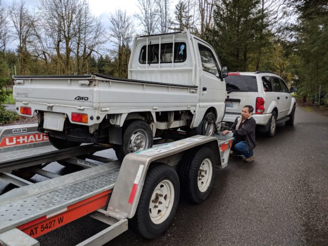 Suzuki Carry being pulled by Dodge Durango