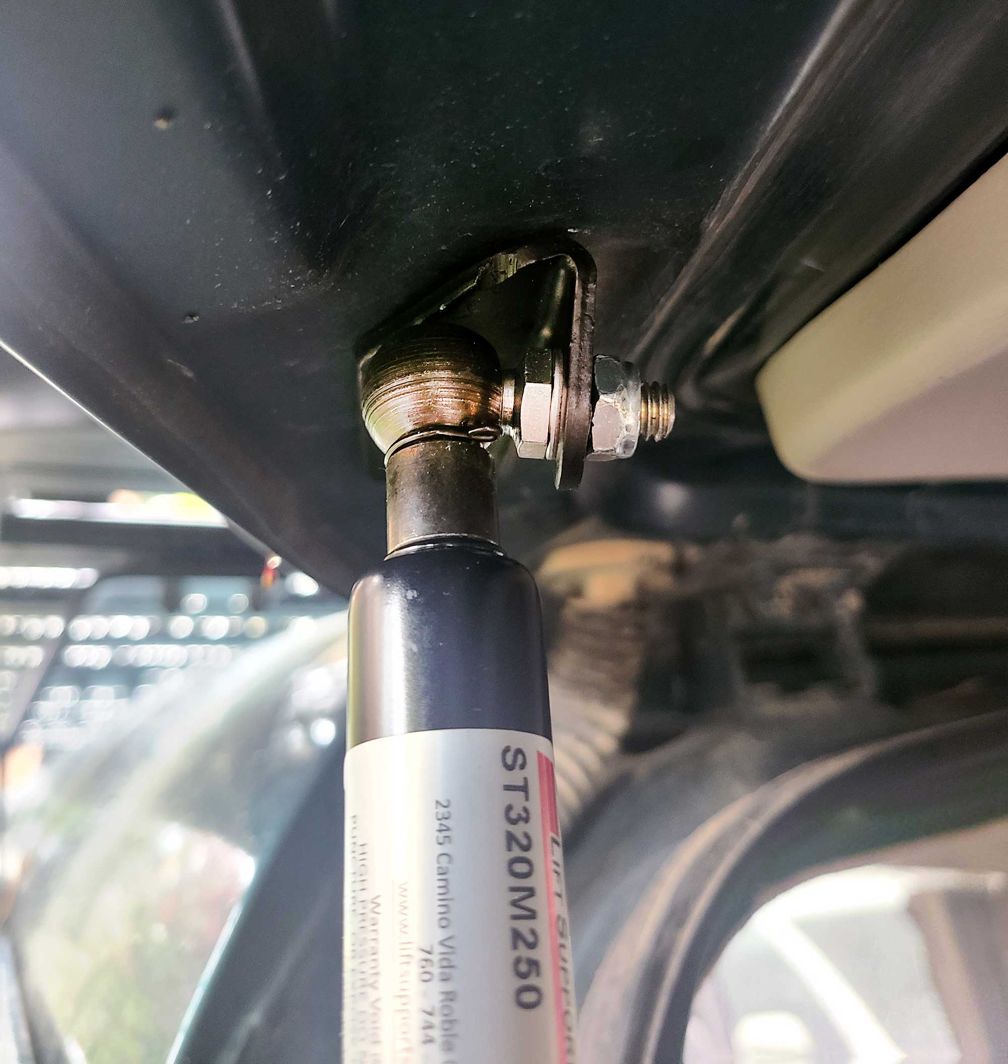 Upgrading the Mitsubishi Delica Space Gear's Rear Hatch Supports