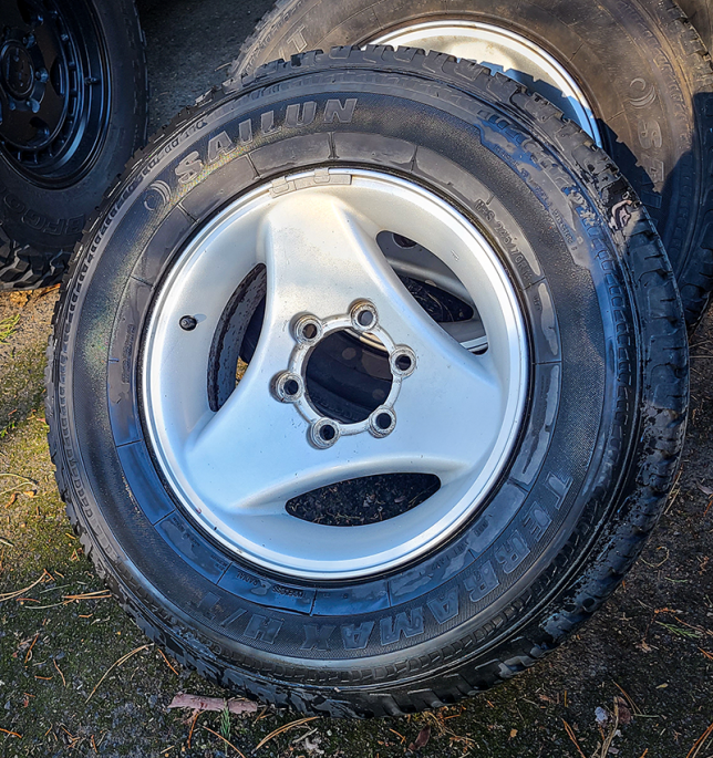 Clean three-spoke wheels