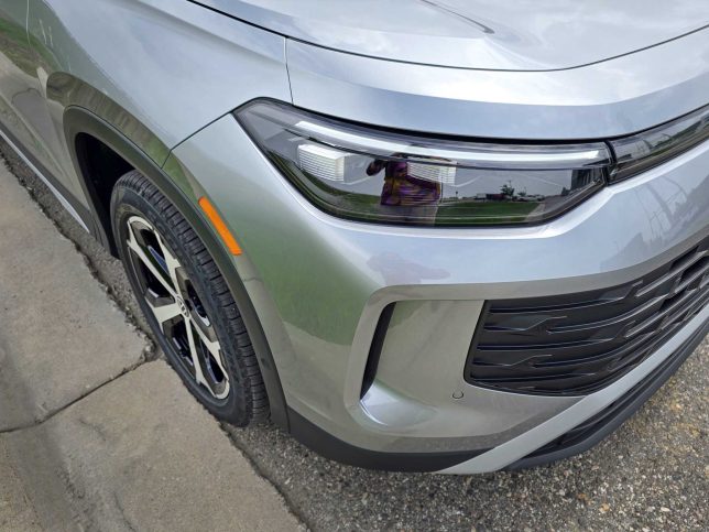 2025 Volkswagen Tiguan SE's 19-inch wheels