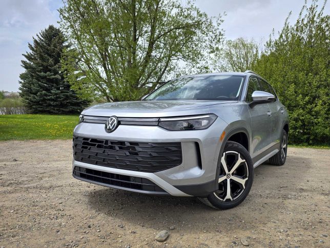 2025 Volkswagen Tiguan SE front three-quarters