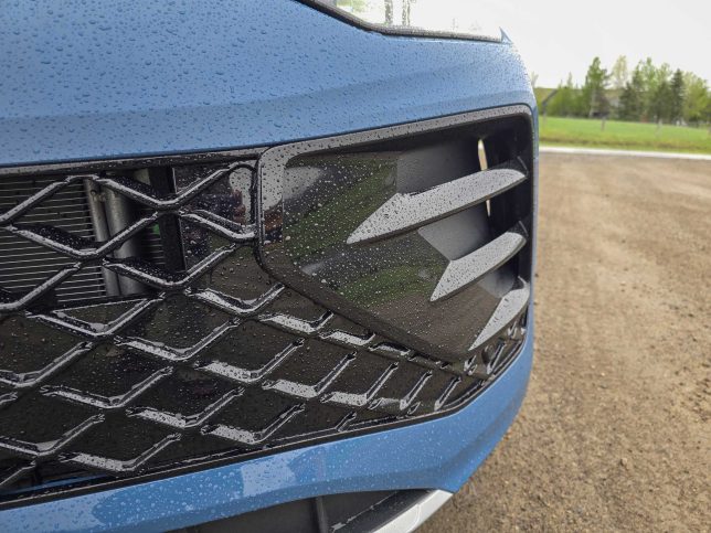 2025 Volkswagen Tiguan SEL R-Line front grille corner
