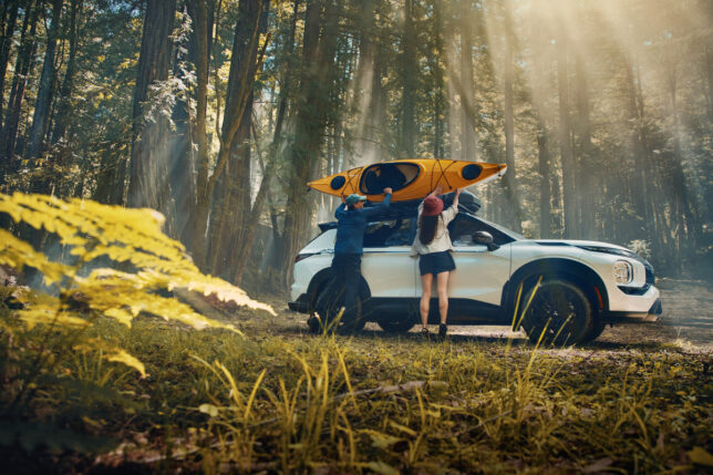 Putting a kayak onto a 2025 Mitsubishi Outlander Trail Edition - Crankshaft Culture