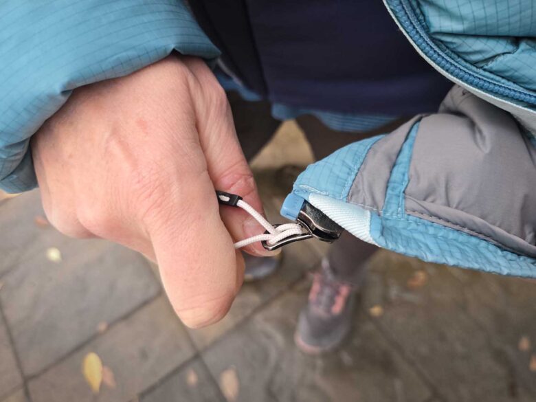 Simond Women's MT500 Hooded Down Puffer Jacket zipper pull