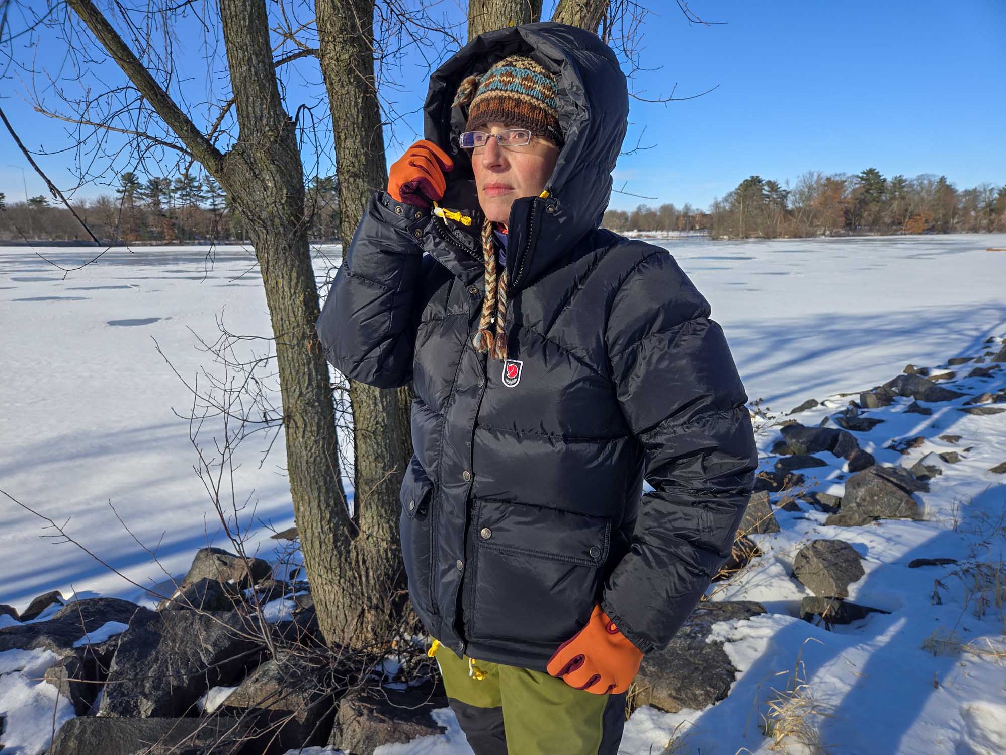 Fjällräven Expedition Down Lite jacket on a woman in the snow.