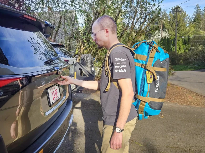 Man wering Decathlon Simond 500 Extend 40-60L Duffel Bag