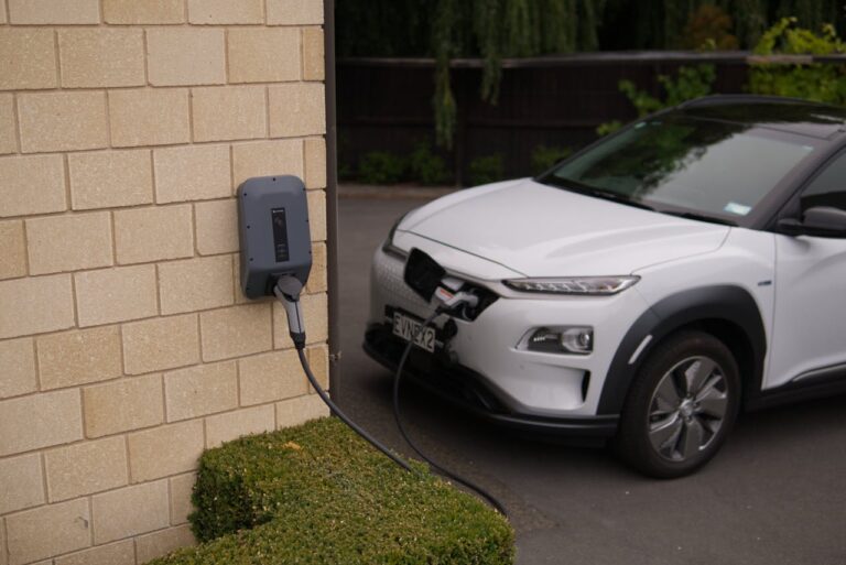 An Introduction to Rapid DC Charging for Businesses: Opportunities, Costs, and Strategic Benefits